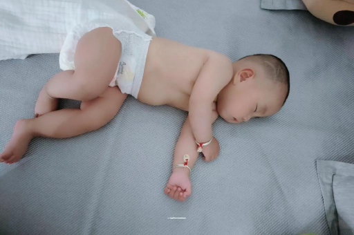 清远三个月宝宝抬头不稳